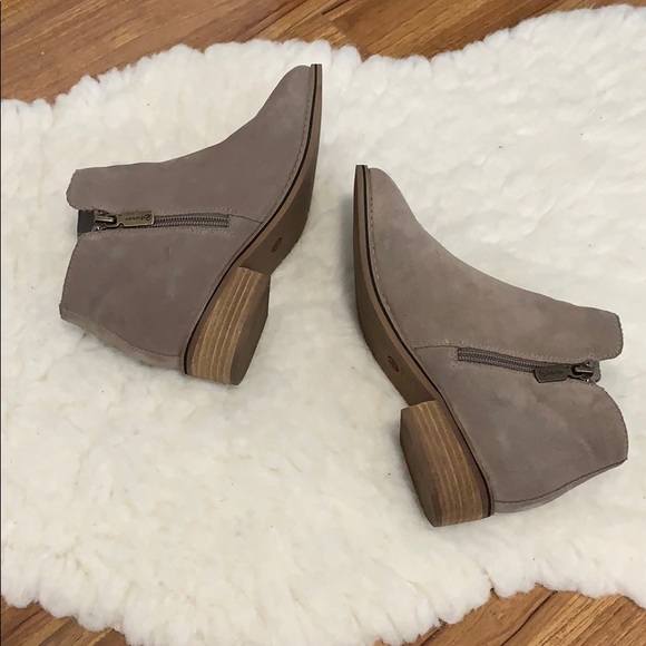 Blondo Linda Tan Ankle Booties - Picture 7 of 11
